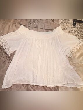 Heart Hips White Off-Shoulder Lace Sleeve Top